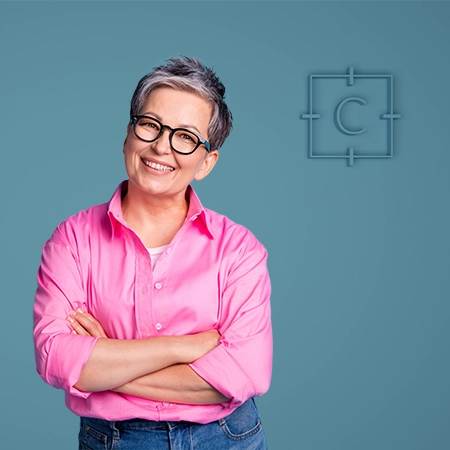 Formatrice senior avec une chemise rose et des lunettes