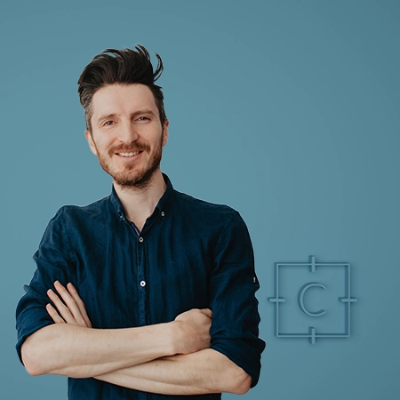 Coach en management expert en développement professionnel debout