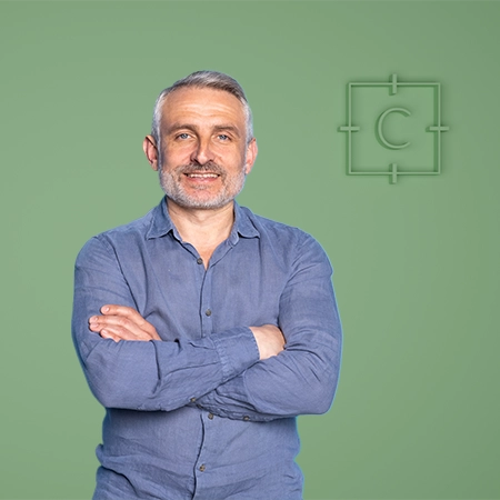 Formateur debout engagé auprès des apprenants