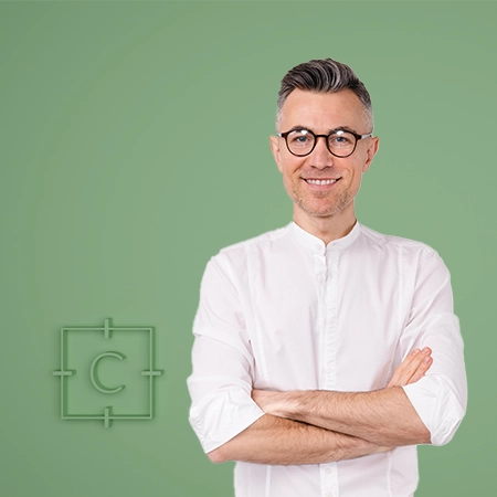 Formteur en management avec une chemise blanche