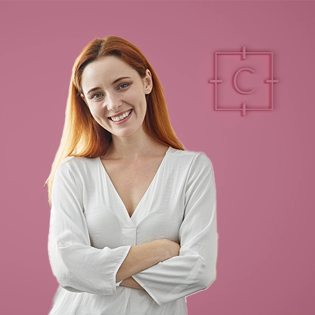 Formatrice experte en risque psycho sociaux souriante et à l'écoute