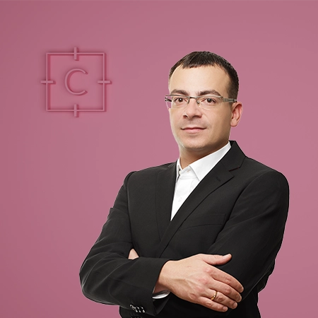 Formateur en leadership en costume croisant les bras 