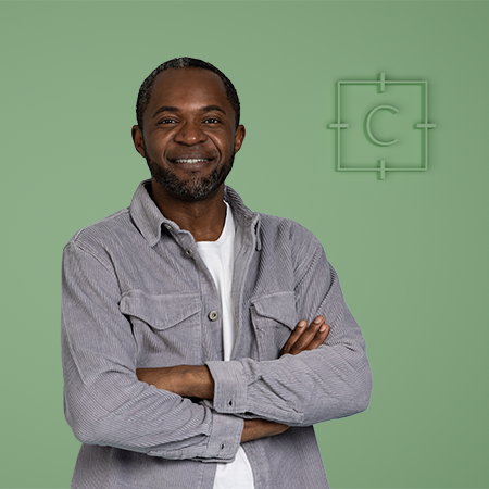 Consultant externe expert debout les bras croisés