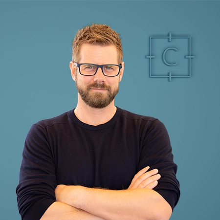 Homme animant une formation au leadership