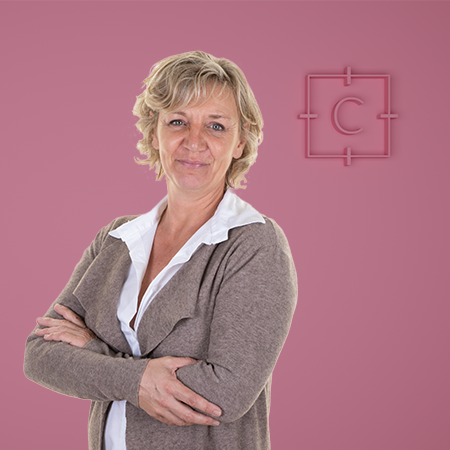 Consultante en outplacement passionnée et souriante