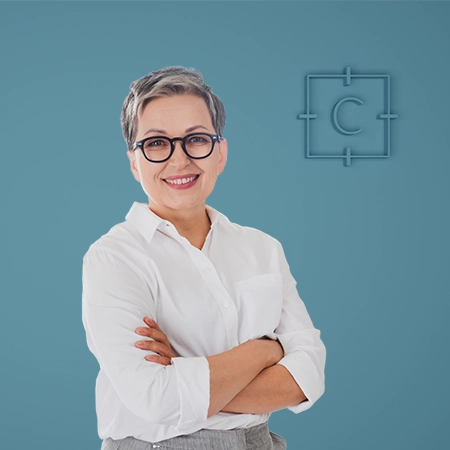 Formatrice souriante debout en chemise blanche